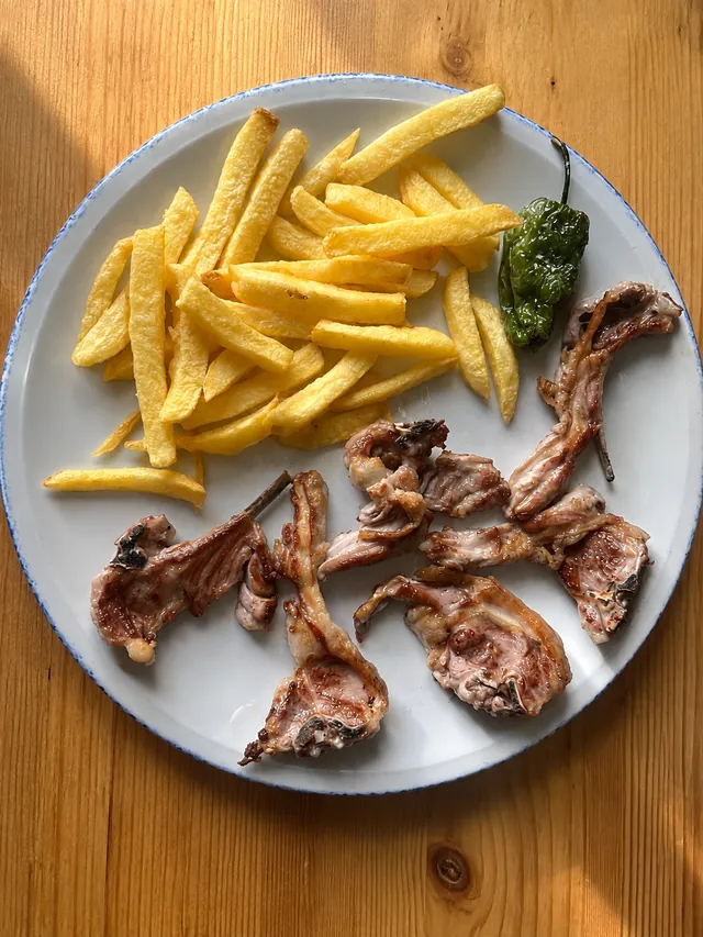 Chuletitas de cordero con patatas fritas y pimiento