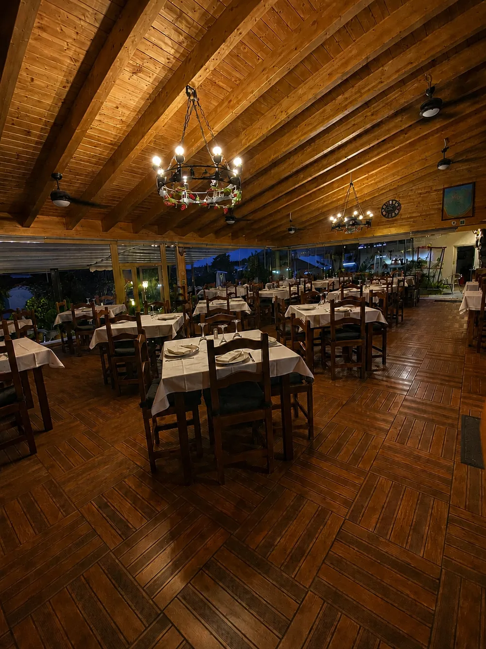 Comedor de El Rancho de Javi iluminado de noche