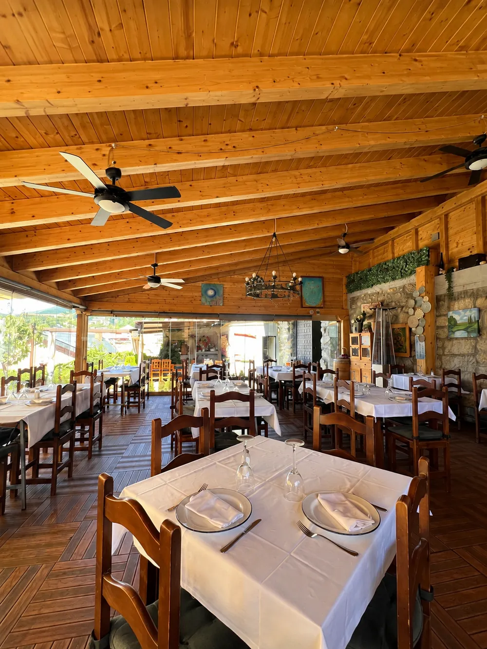 Salón con pared de piedra y vigas de madera