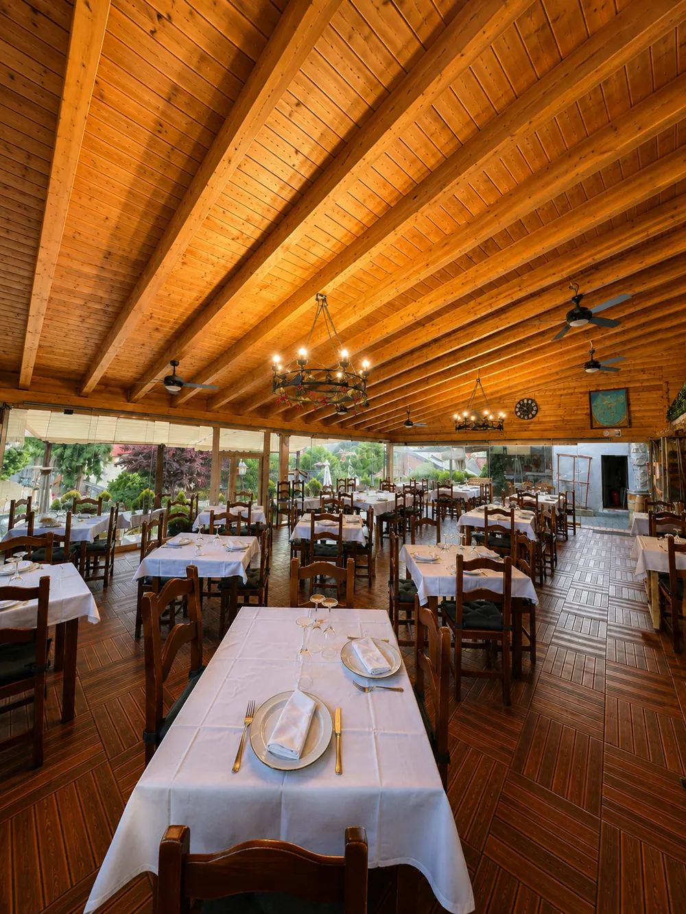 Comedor principal de madera de El Rancho de Javi en Cercedilla
