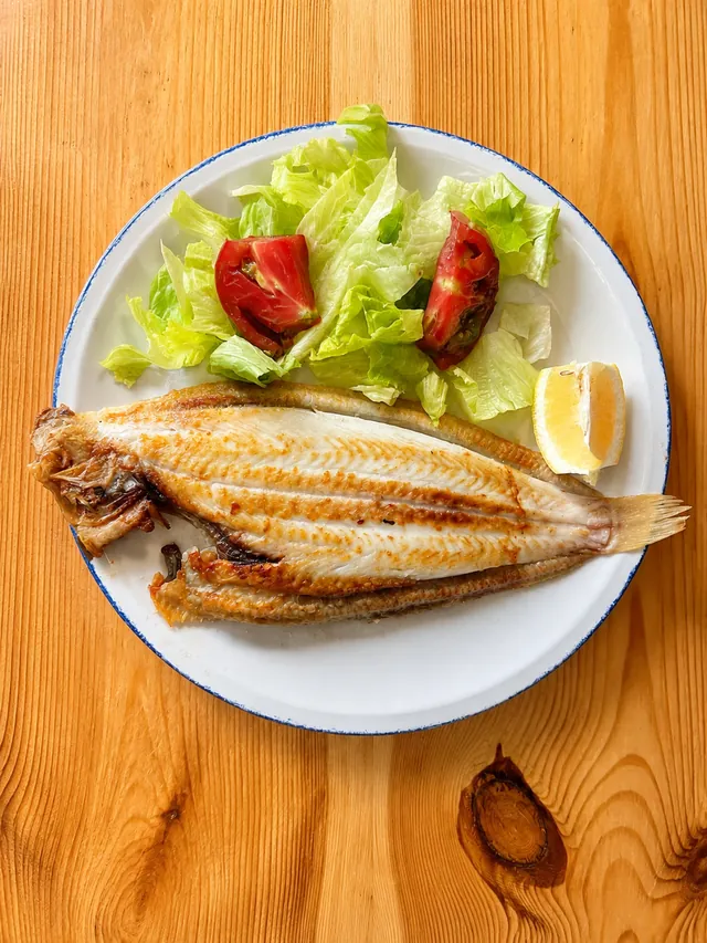 Lenguado a la plancha con ensalada y limón