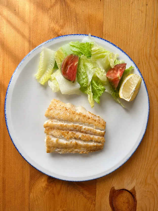 Merluza a la plancha con ensalada