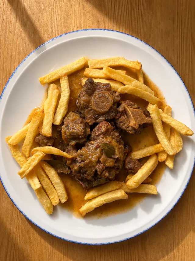 Rabo de toro estofado con patatas fritas