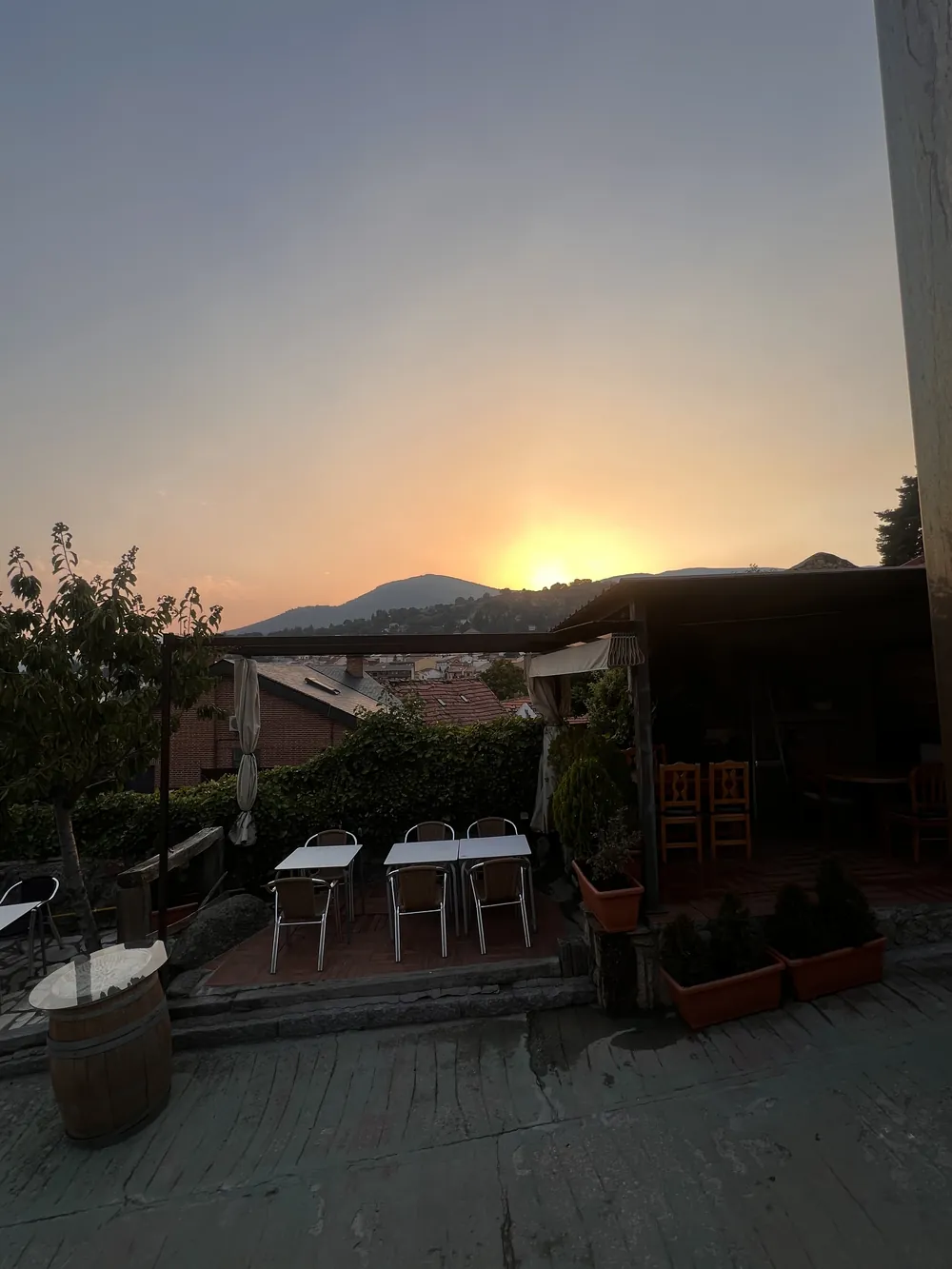 Terraza de El Rancho de Javi al atardecer con la Sierra de Guadarrama al fondo