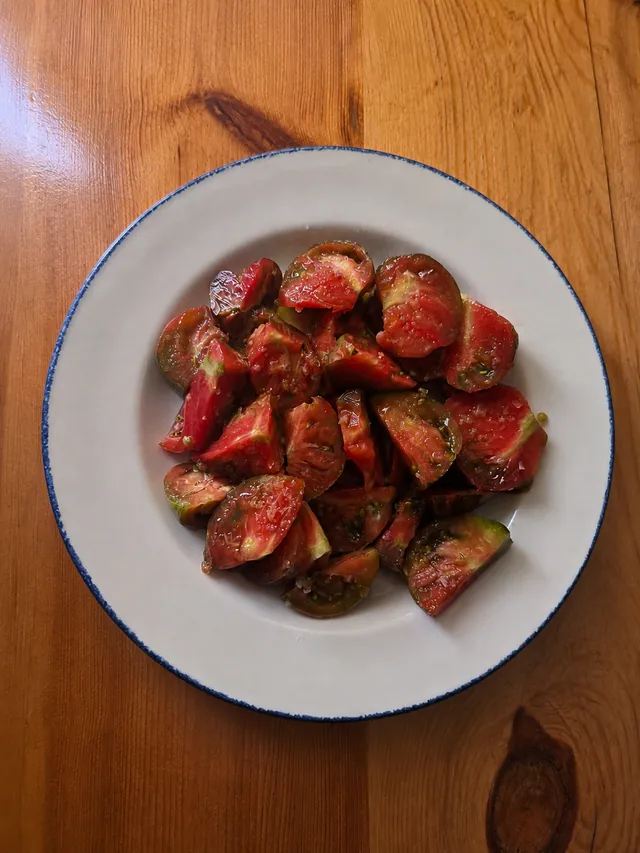 Tomate de temporada con aceite de oliva y sal